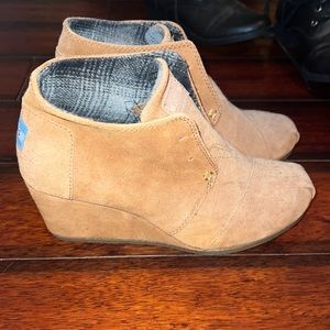 Like new Tom wedges super comfy and cute